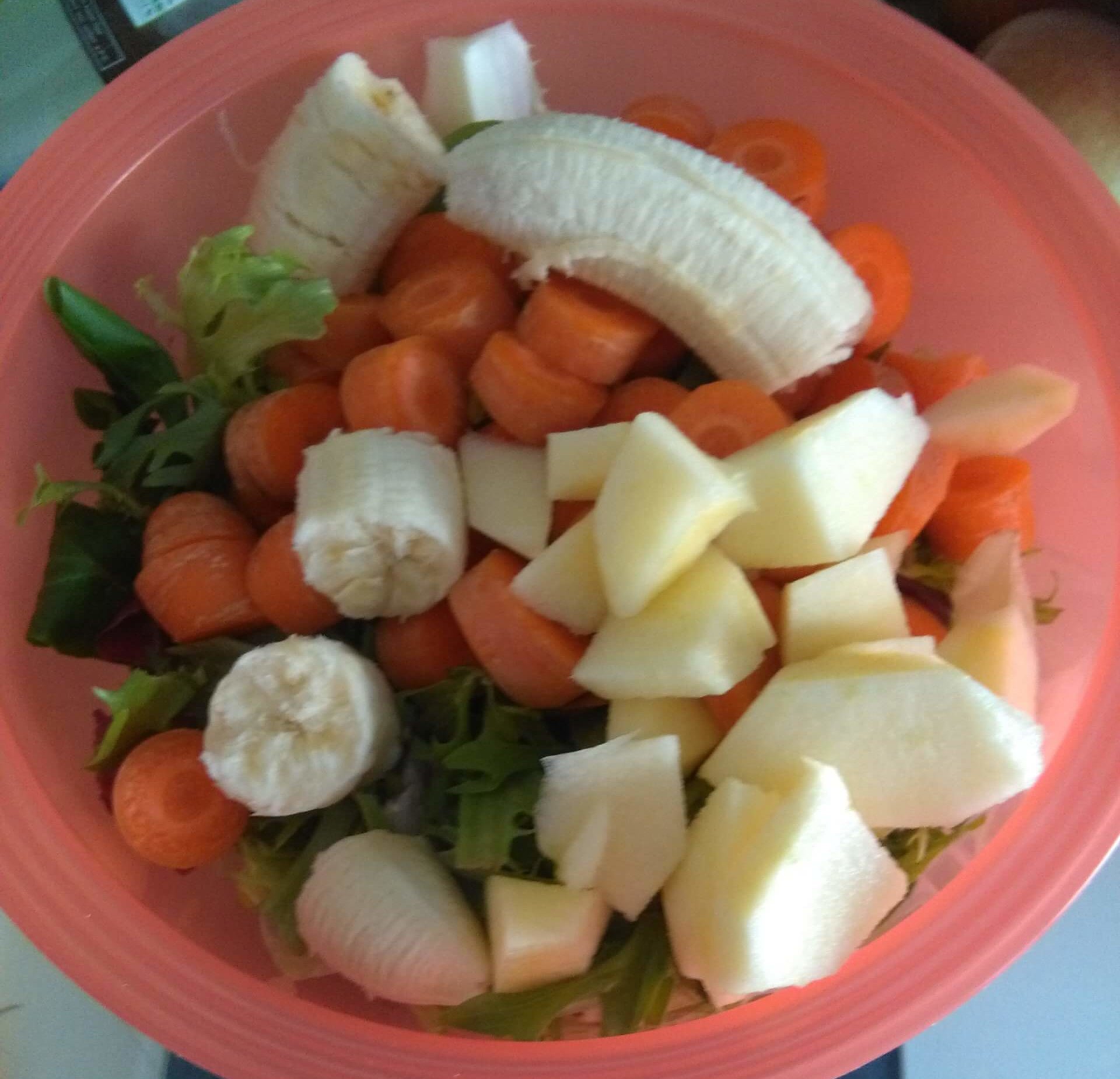 Schüssel mit kleingeschnittenem Obst und Gemüse